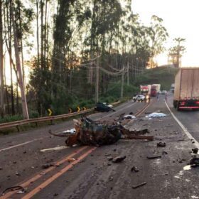 Fotos de Três pessoas morrem e duas ficam feridas em acidente na PR-444; carro foi partido ao meio