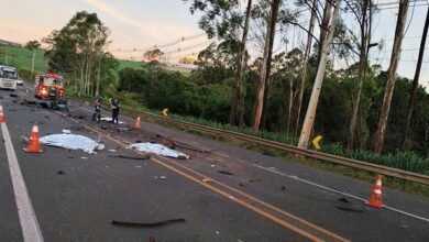 Fotos de Três pessoas morrem e duas ficam feridas em acidente na PR-444; carro foi partido ao meio