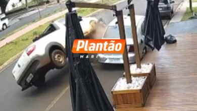 Fotos de Câmeras de segurança registram capotamento em Maringá