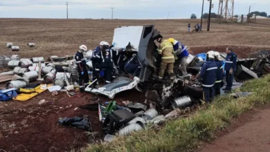 Fotos de Barris de chope são espalhados após tombamento de carreta em rodovia no Paraná