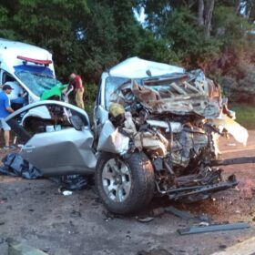 Fotos de Colisão frontal na PR-082 deixa dois mortos e uma mulher ferida