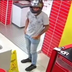 Fotos de COVARDE! Polícia procura por ladrão que mediante ameaças assaltou dois idosos, em Maringá