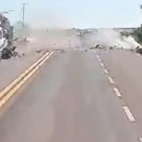 Fotos de Câmera registra colisão entre carro e caminhão que deixou uma mulher morta na PR-317
