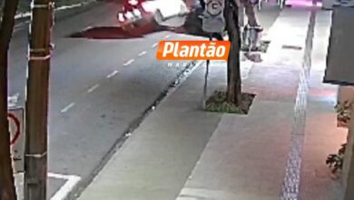 Fotos de Condutora abandona veículo após capotamento na Avenida São Paulo