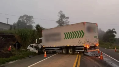 Fotos de Duas pessoas morrem em colisão frontal com caminhão na BR-476 no PR