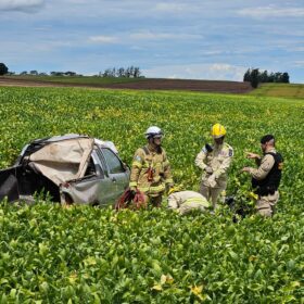 Homem morre após ser ejetado de carro em capotamento Foto 1 Fotos de Homem morre após ser ejetado de carro em capotamento