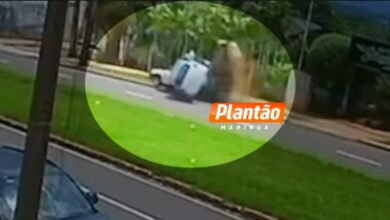 Fotos de Motorista capota veículo após colidir em carro estacionado na Avenida Guaiapó em Maringá