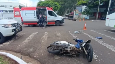 Fotos de Colisão entre duas motocicletas deixa mulher em estado grave no centro de Maringá