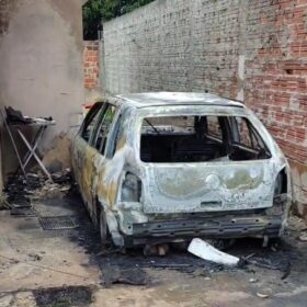 Criminosos retornam à casa de vítima baleada e incendeiam veículo em Maringá Foto 1 Fotos de Criminosos retornam à casa de vítima baleada e incendeiam veículo em Maringá