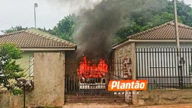 Fotos de Criminosos retornam à casa de vítima baleada e incendeiam veículo em Maringá