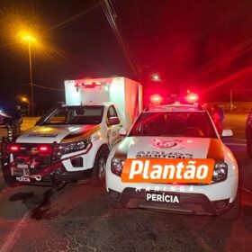 Fotos de Garupa morre e piloto fica em estado grave após moto bater em meio-fio e alambrado em Maringá 