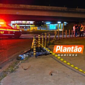 Fotos de Garupa morre e piloto fica em estado grave após moto bater em meio-fio e alambrado em Maringá 