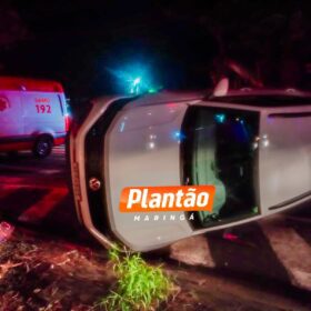 Fotos de Motorista com suspeita de embriaguez capota carro após bater em veículo estacionado em Maringá