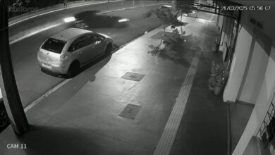 Fotos de Motorista perde controle e bate em carro estacionado e poste, em Maringá