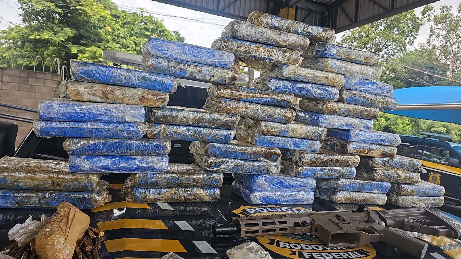 Fotos de PRF de Maringá apreende cocaína, fuzil, pistola e munições na BR-376