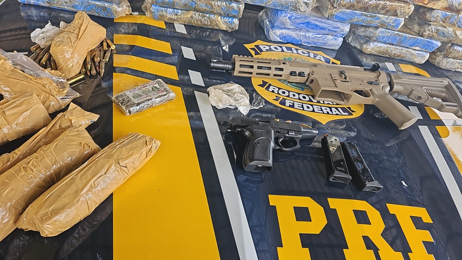 Fotos de PRF de Maringá apreende cocaína, fuzil, pistola e munições na BR-376
