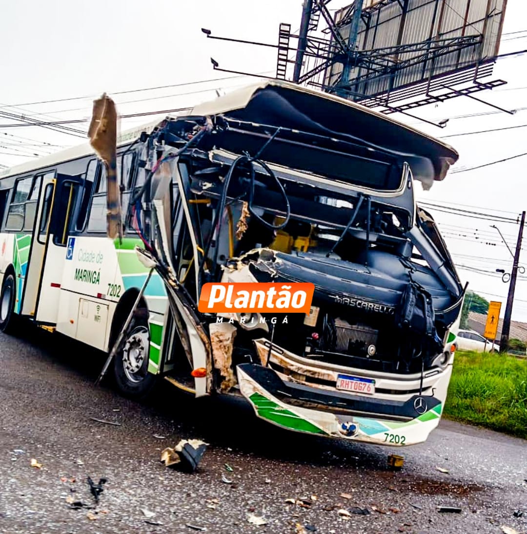 Câmera registra colisão entre ônibus da TCCC e carreta que deixou dois feridos em Maringá Foto 1 Fotos de Câmera registra colisão entre ônibus da TCCC e carreta que deixou dois feridos em Maringá