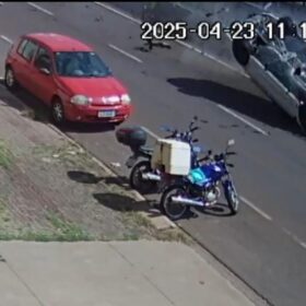 Fotos de Câmera registra mecânico capotando BMW durante teste e atinge veículos estacionados em Maringá