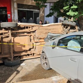Carro avança sinal fechado e Fiorino capota após colisão em Maringá Foto 1 Fotos de Carro avança sinal fechado e Fiorino capota após colisão em Maringá