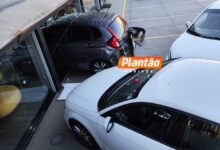 Fotos de Carro invade loja após colisão em rotatória de Maringá