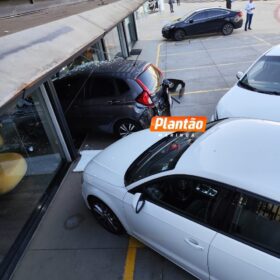 Carro invade loja após colisão em rotatória de Maringá Foto 1 Fotos de Carro invade loja após colisão em rotatória de Maringá