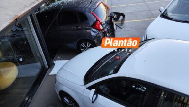 Fotos de Carro invade loja após colisão em rotatória de Maringá