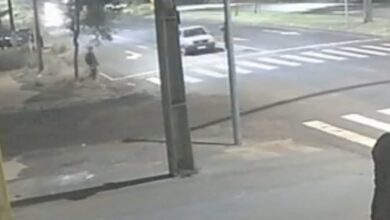 Fotos de Criminosos armam emboscada para motorista em sinaleiro da Avenida Colombo, em Maringá