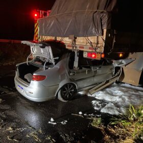 Grave acidente entre carro e carreta deixa motorista ferido na BR-376 Foto 1 Fotos de Grave acidente entre carro e carreta deixa motorista ferido na BR-376