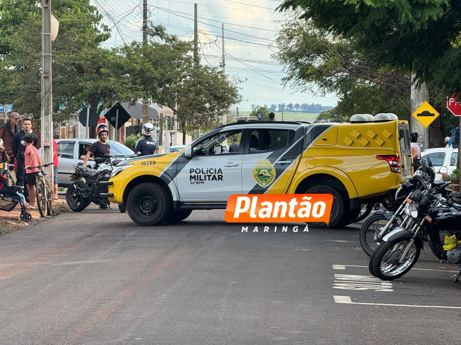 Homem é executado a tiros em frente a oficina mecânica em Sarandi Foto 1 Fotos de Homem é executado a tiros em frente a oficina mecânica em Sarandi