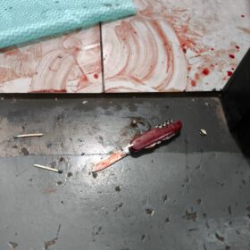 Fotos de Policiais militares salvam mulher em surto dentro de Disk Cerveja em Maringá