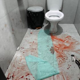 Fotos de Policiais militares salvam mulher em surto dentro de Disk Cerveja em Maringá