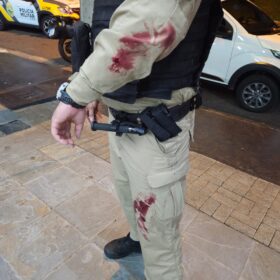 Fotos de Policiais militares salvam mulher em surto dentro de Disk Cerveja em Maringá