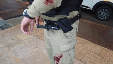 Fotos de Policiais militares salvam mulher em surto dentro de Disk Cerveja em Maringá