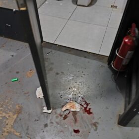 Fotos de Policiais militares salvam mulher em surto dentro de Disk Cerveja em Maringá