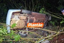 Fotos de Motorista perde o controle e capota carro em Sarandi; vítima foi encaminhada ao hospital