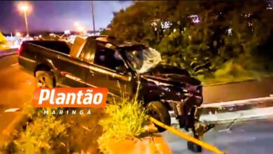 Fotos de Veículo fica pendurado em viaduto após capotamento em Maringá