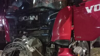 Fotos de Carreta bate em poste e derruba fiação energizada em Maringá