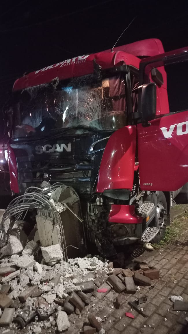 Carreta bate em poste e derruba fiação energizada em Maringá Foto 1 Fotos de Carreta bate em poste e derruba fiação energizada em Maringá