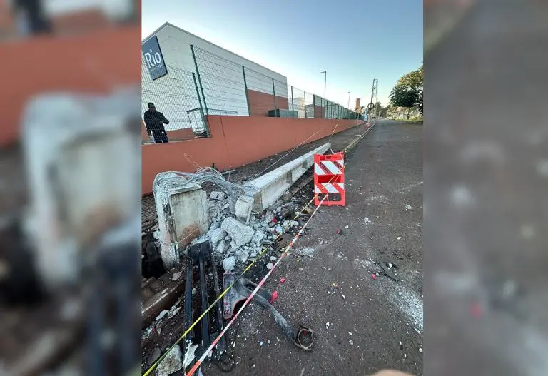 Carreta bate em poste e derruba fiação energizada em Maringá Foto 2 Fotos de Carreta bate em poste e derruba fiação energizada em Maringá