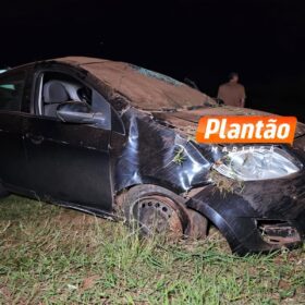 Carro fica destruído após capotamento em Maringá Foto 2 Fotos de Carro fica destruído após capotamento em Maringá