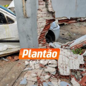 Fotos de Casal fica preso às ferragens após colisão em Maringá, o acidente foi registrado por uma câmera de segurança