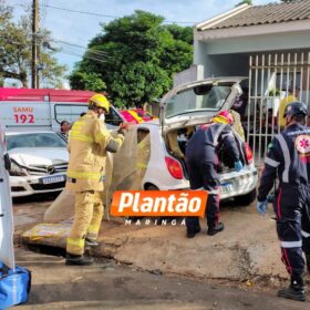 Fotos de Casal fica preso às ferragens após colisão em Maringá, o acidente foi registrado por uma câmera de segurança