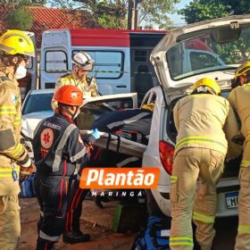 Fotos de Casal fica preso às ferragens após colisão em Maringá, o acidente foi registrado por uma câmera de segurança
