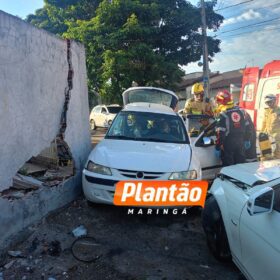 Fotos de Casal fica preso às ferragens após colisão em Maringá, o acidente foi registrado por uma câmera de segurança