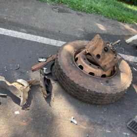 Fotos de Colisão frontal entre van e caminhão deixa ferido na PR-444