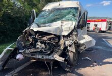 Fotos de Colisão frontal entre van e caminhão deixa ferido na PR-444