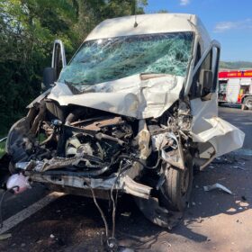Fotos de Colisão frontal entre van e caminhão deixa ferido na PR-444
