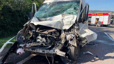 Fotos de Colisão frontal entre van e caminhão deixa ferido na PR-444