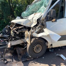 Fotos de Colisão frontal entre van e caminhão deixa ferido na PR-444