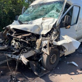 Fotos de Colisão frontal entre van e caminhão deixa ferido na PR-444